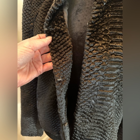 Alice + Olivia Black Faux Fur Solid Snakeskin Jacket. Size medium. - Picture 10 of 12